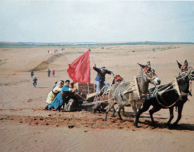 1973年,乌兰牧骑克服困难继续前进。