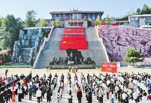 9月30日是第十二个烈士纪念日。邢台市抗大陈列馆举行纪念活动,深切缅怀英雄烈士,大力弘扬英烈精神,汲取奋进力量。 本报记者 赵永辉摄