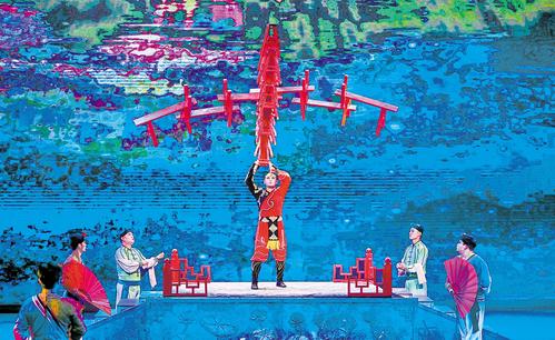 9月28日,“为人民绽放——国家艺术基金优秀杂技节目展演”在吴桥江湖大剧院举办,安徽省杂技团演员正在表演《顶板凳》。本报记者 李东宇摄