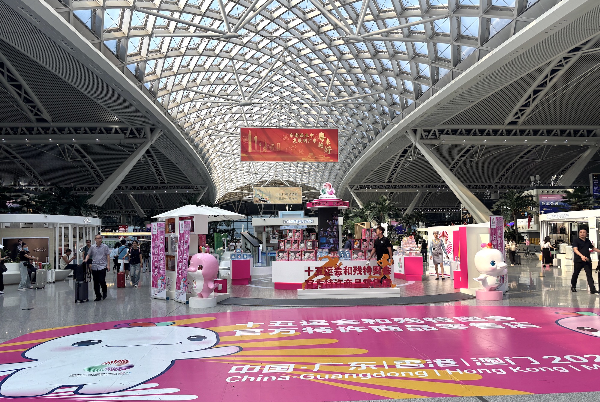 10月10日,十五运会官方特许商品零售店在广州南站开设。实习生 赵怡华摄