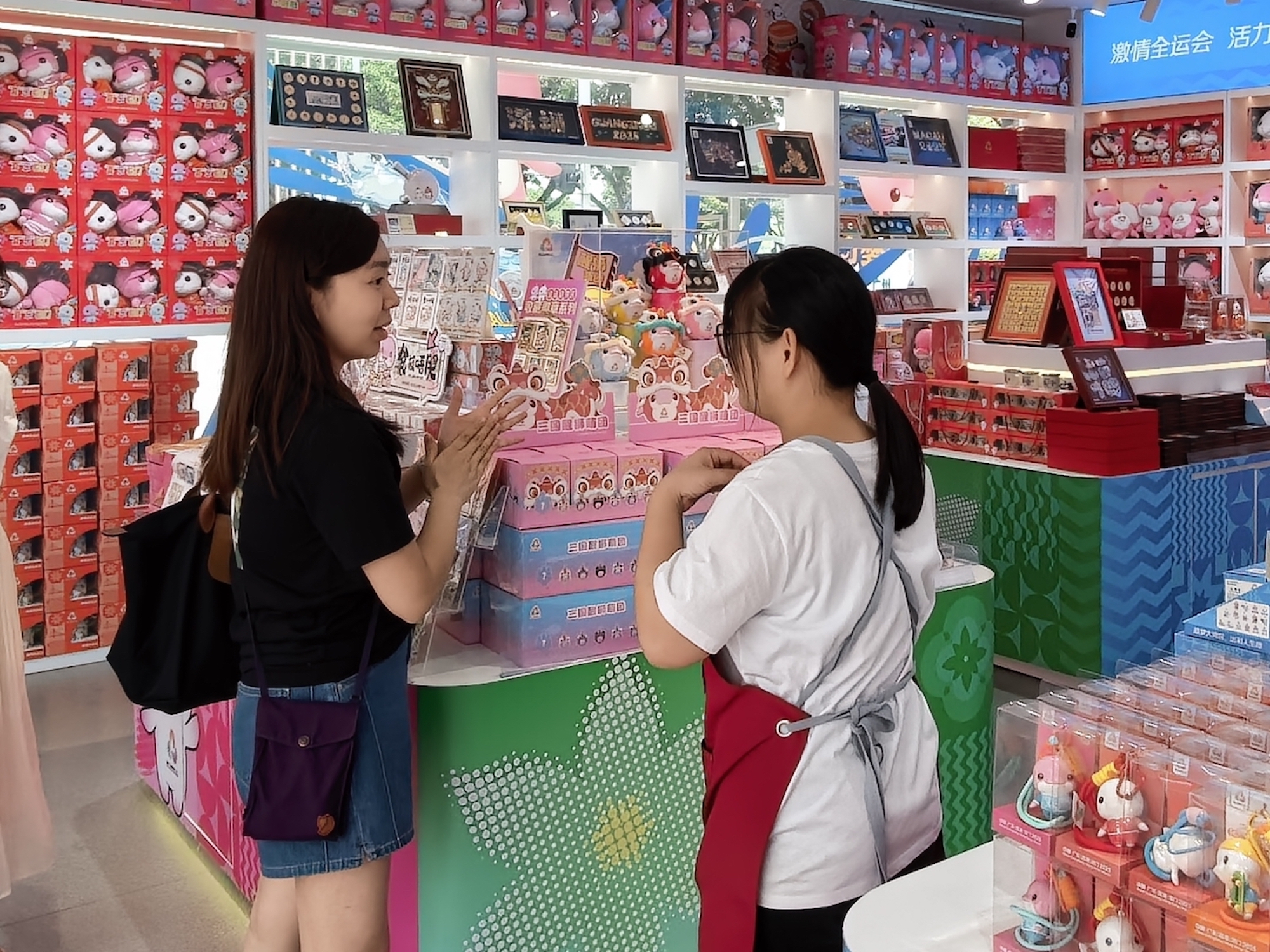 10月10日,十五运会迎倒计时30天,位于广州正佳广场的商店内,十五运会文创琳琅满目。正佳广场供图