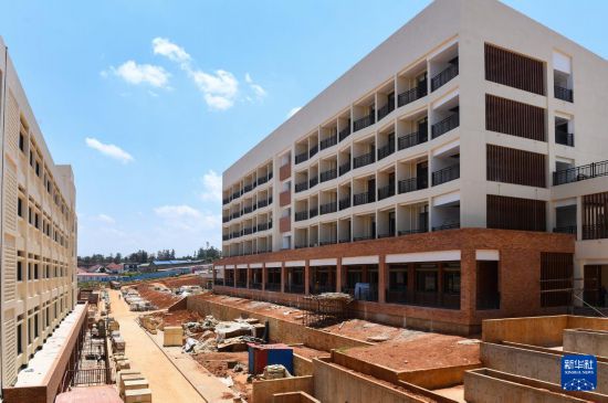 这是9月29日在卢旺达基加利市郊拍摄的马萨卡医院改扩建项目建筑工地一隅。新华社记者 李亚辉 摄