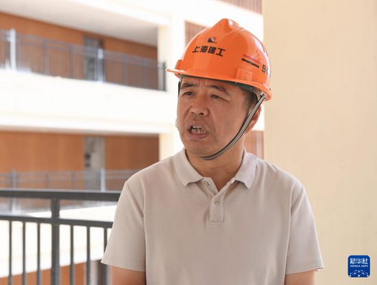 9月29日,在卢旺达基加利市郊的马萨卡医院改扩建项目建筑工地上,项目总工程师陈依伟接受新华社记者采访。新华社记者 李亚辉 摄