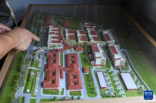 9月29日,在卢旺达基加利市郊的马萨卡医院改扩建项目建筑工地上,项目总工程师陈依伟介绍项目沙盘。新华社记者 李亚辉 摄