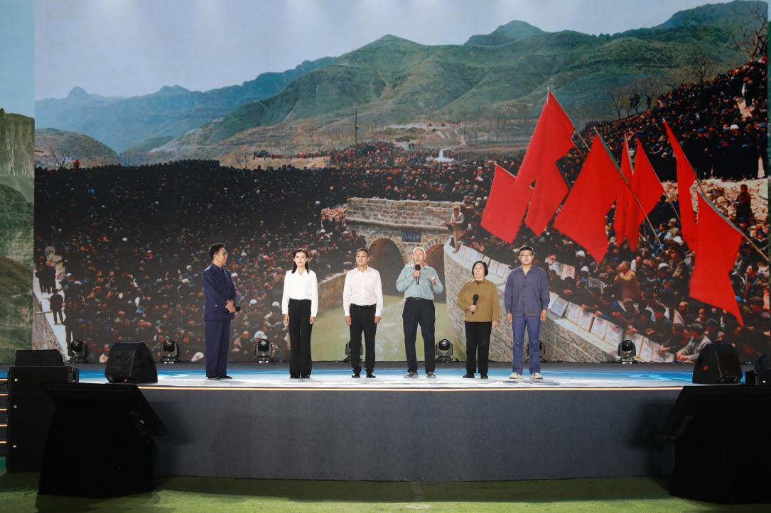 多名红旗渠修渠人及其后代现场讲述(从右往左分别为:红旗渠景区演员、除险队长任羊成外孙任斌强;红旗渠支渠配套建设模范、铁姑娘队队长郭秋英;红旗渠建设特等模范、烈士张运仁之子张买江;红旗渠灌区服务中心合涧渠管所所长、烈士张运仁之孙张学义;红旗渠干部学院教师、林县原县长李贵曾孙女李媛)。主办方供图
