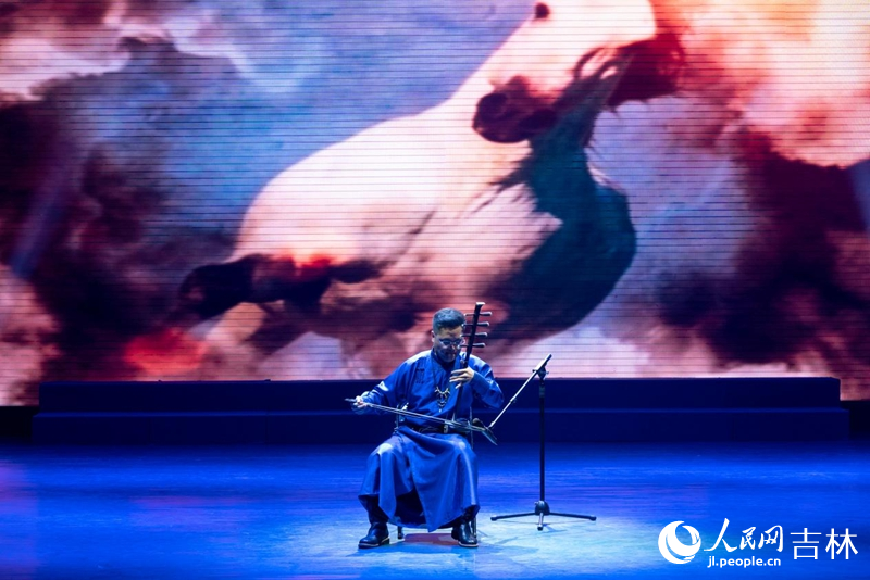 蒙古族四胡独奏《牧马青年》。实习生 王思皓摄