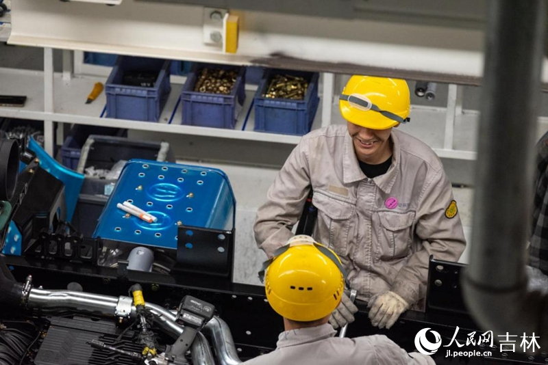 一汽解放J7整车智能工厂的工人正在工作。实习生 王思皓摄