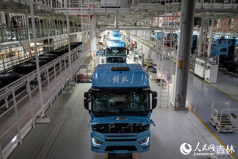 一汽解放J7整车智能工厂生产现场。实习生 王思皓摄