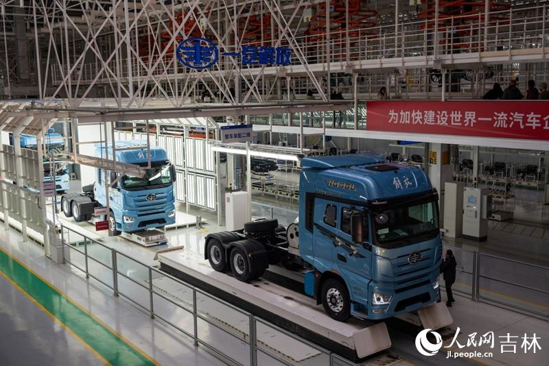 一汽解放J7整车智能工厂整车装配线路。实习生 王思皓摄
