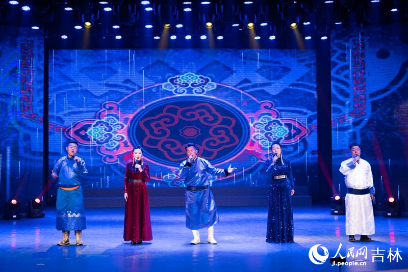 歌曲联唱《蒙古人》《欢乐的那达慕》。实习生 王思皓摄