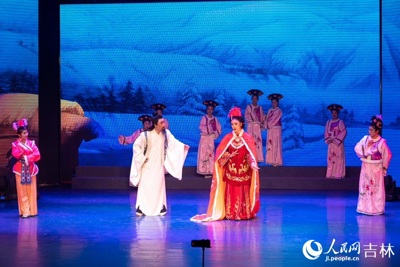 满族新城戏《洪皓·婚庆》片段。实习生 王思皓摄