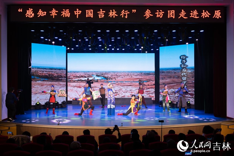 歌曲合唱《郭尔罗斯有条河》。实习生 王思皓摄