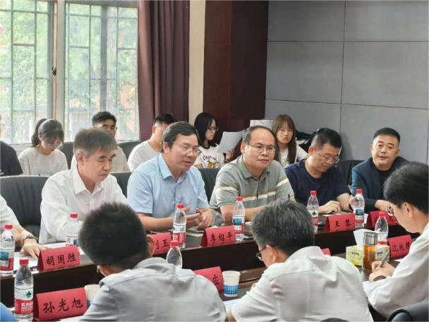 10月14日下午,在华南理工大学举行的皖籍人才座谈会上,澳门大学特聘教授李绍平作交流发言。实习生 刘玄摄