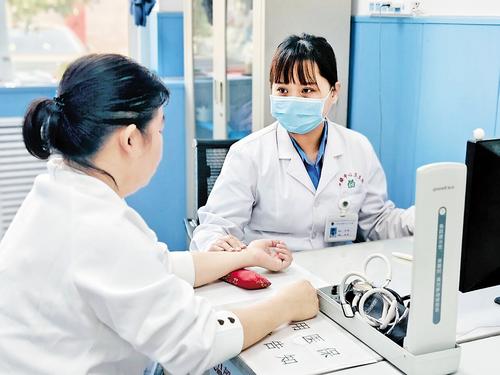 10月14日,高楼中心卫生院中医科主治医师邢畅(右)正为一位患者进行诊疗。 高楼中心卫生院供图