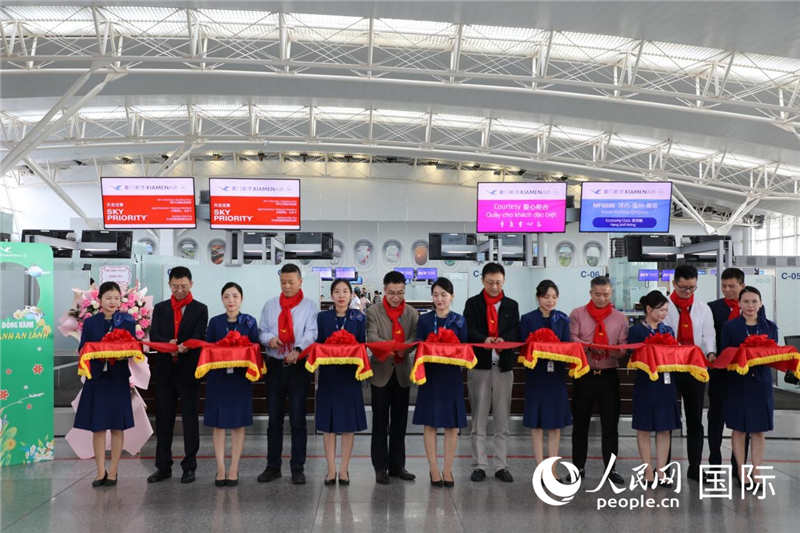 中越两国嘉宾为厦航河内——青岛航线开通剪彩。  人民网记者 杨晔摄