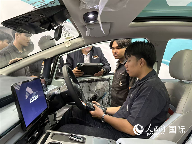 泰国学生在电动汽车培训中心学习。孙广勇摄