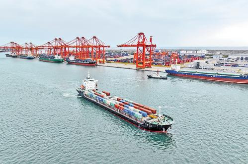 10月23日,唐山港京唐港区,一艘货轮正在靠泊。本报记者 赵杰摄