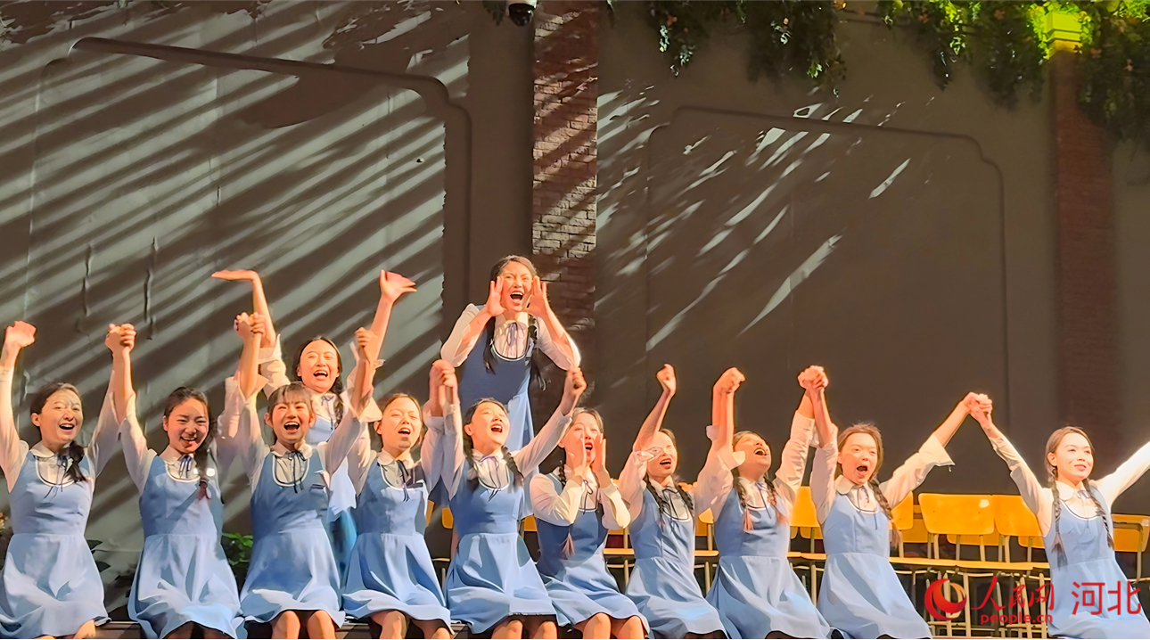 情景剧《第三十五中学》演出片段（资料片）。人民网记者 方童摄