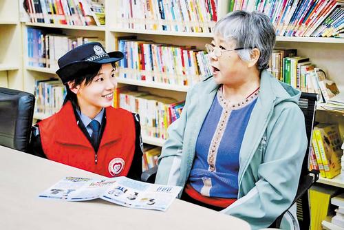 在2025年河北省青年志愿服务项目大赛上，青小警“反诈守护银龄”志愿服务项目收获金奖。图为志愿者走进社区开展反诈宣传。中国人民警察大学供图