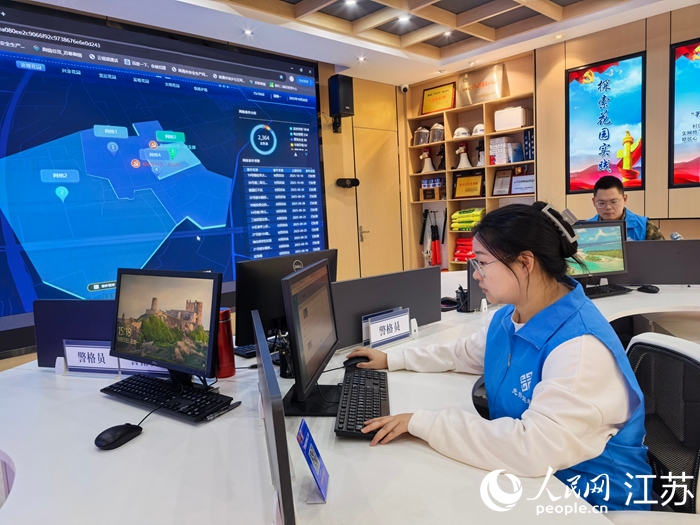 通州区花园村专职网格员倪晓澎安排待处理问题事项。人民网记者 王继亮摄