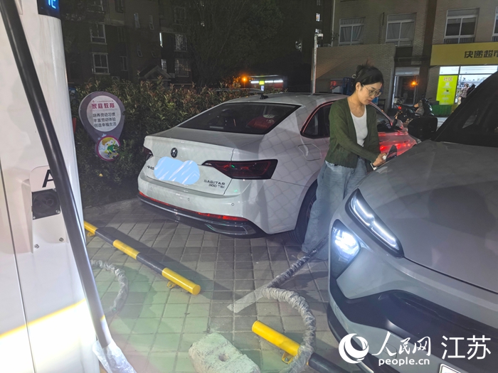 通州区金沙街道居民在为电动汽车进行充电。人民网记者 王继亮摄