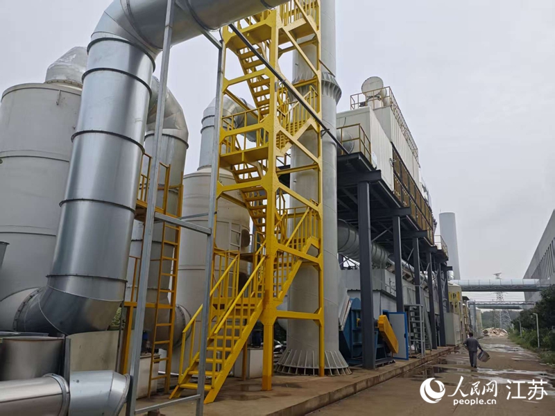 泗阳“绿岛”厂房外部的废气废料统一处理设备。人民网 李欣阳摄
