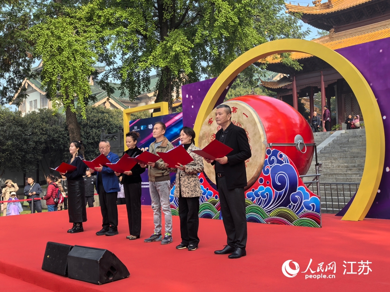  开幕式现场诗歌朗诵。人民网 崔小倩摄