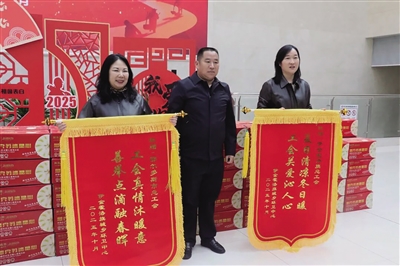 伊金霍洛旗城乡环卫中心代表环卫工人向鄂尔多斯市总工会、伊金霍洛旗总工会送上锦旗。