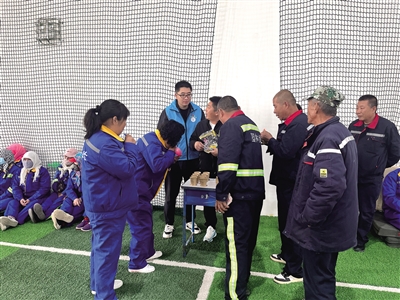 阿拉善孪井滩生态移民示范区工会举办环卫工人趣味运动会。