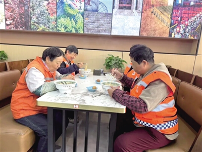 阿拉善高新技术产业开发区工会联合爱心商家开展环卫工人免费吃拉面活动。