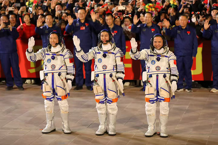 神舟二十一号载人飞行任务航天员乘组出征仪式现场。王智华摄