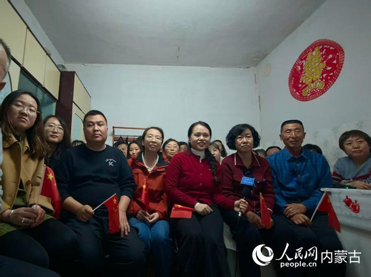 武飞家人观看神舟二十一号载人飞船起飞。人民网记者 孟佳澍摄