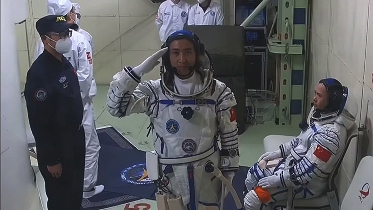 武飞即将进入神舟二十一号，正在向观众敬礼。央视视频截图