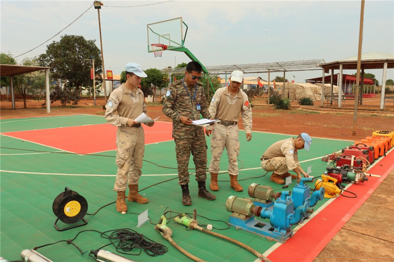 核查组在核查自持装备。范奕城摄