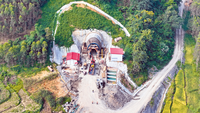 贯通后的黄百铁路连篆隧道。张海摄