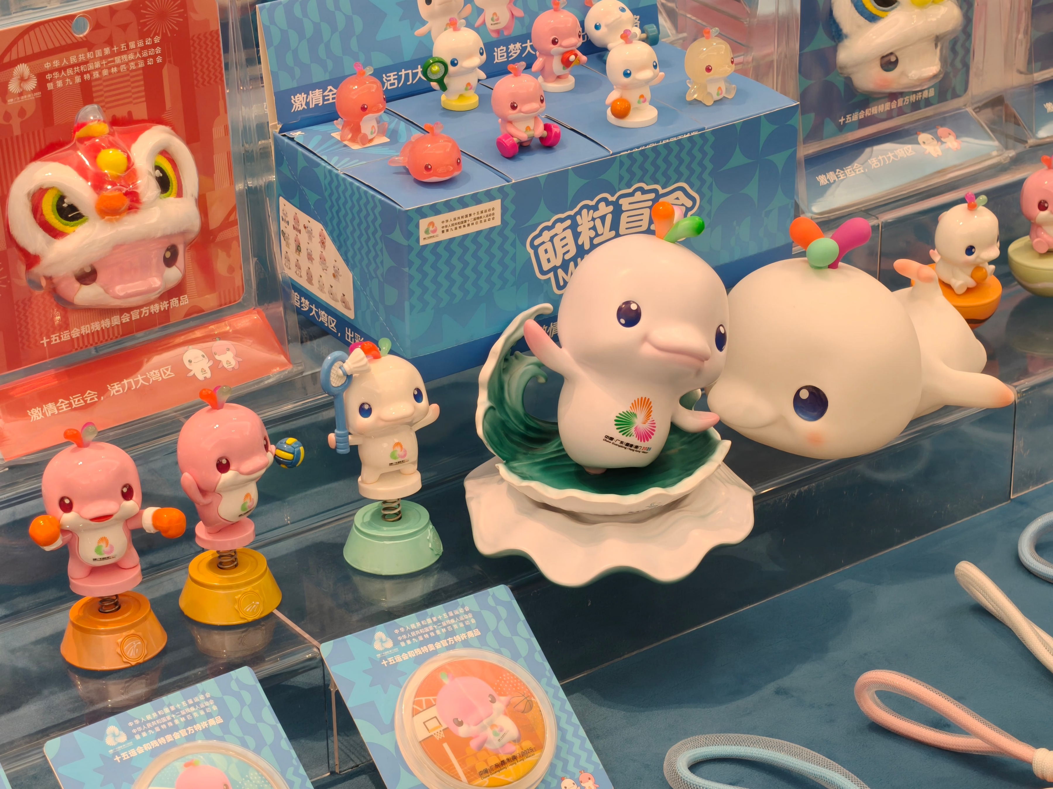 新闻发布会现场展示十五运会和残特奥会吉祥物“喜洋洋”“乐融融”文创产品。实习生 刘玄摄