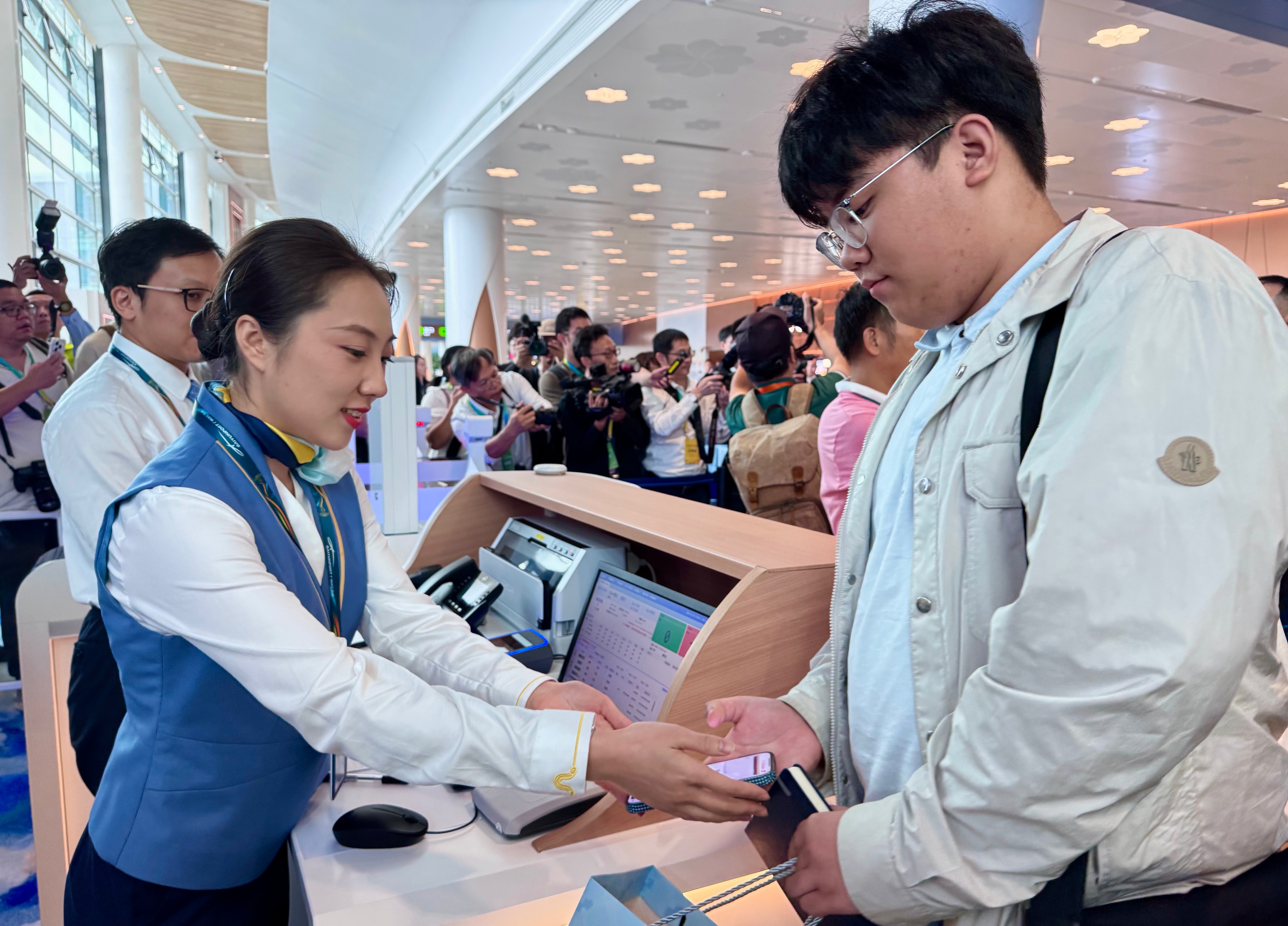 10月30日，广州白云国际机场T3航站楼正式投运，搭乘首航旅客检票登机。人民网记者 李昊洋摄