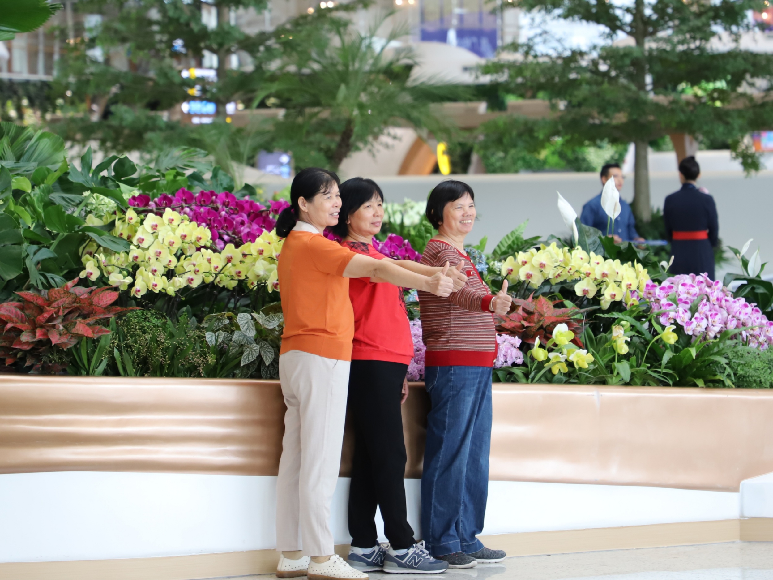 羊城花开，市民旅客在广州白云国际机场T3航站楼合影留念。实习生 赵怡华摄
