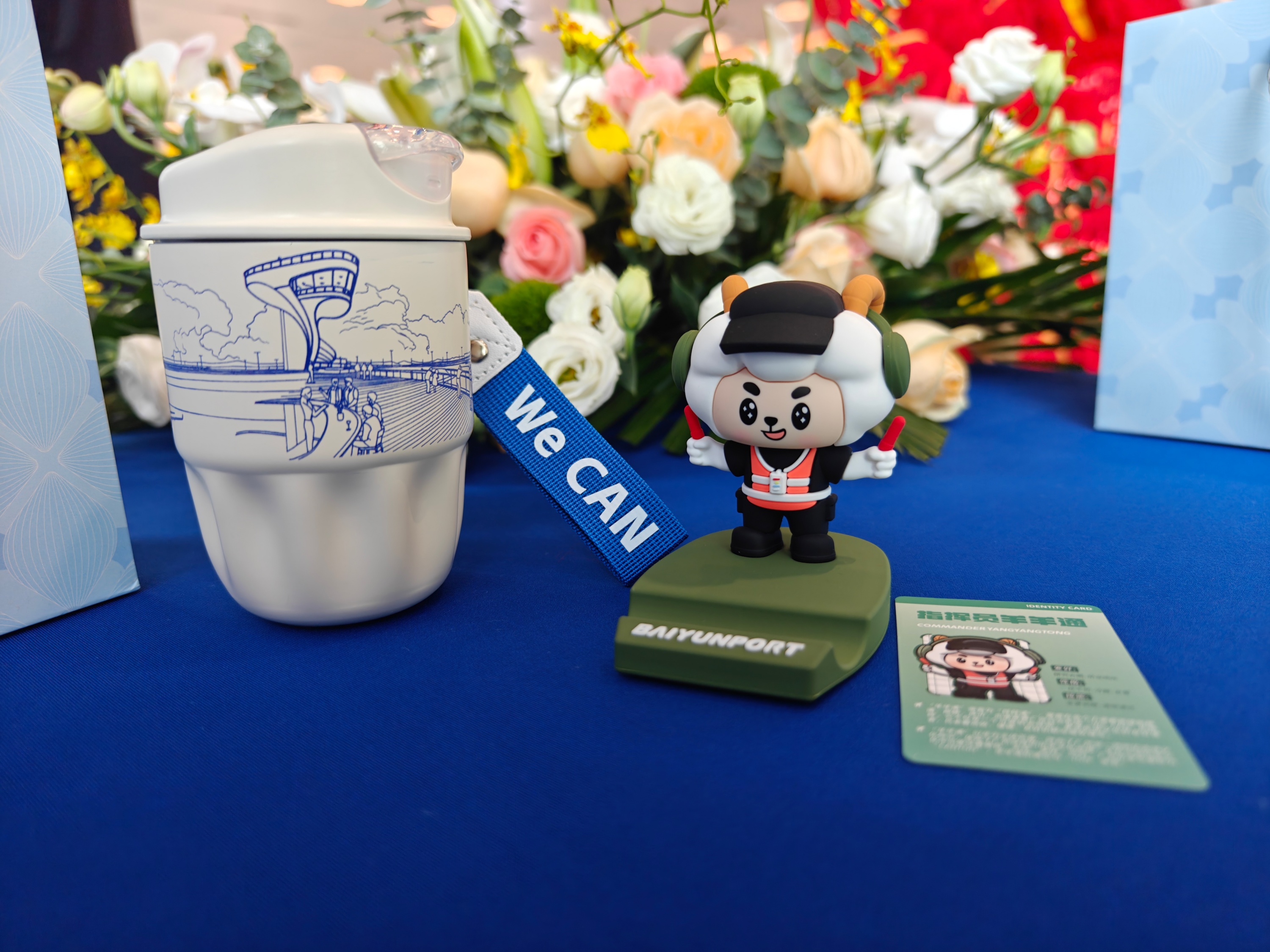 广州白云国际机场为T3航站楼首航旅客准备的文创产品。人民网记者 王雅蝶摄