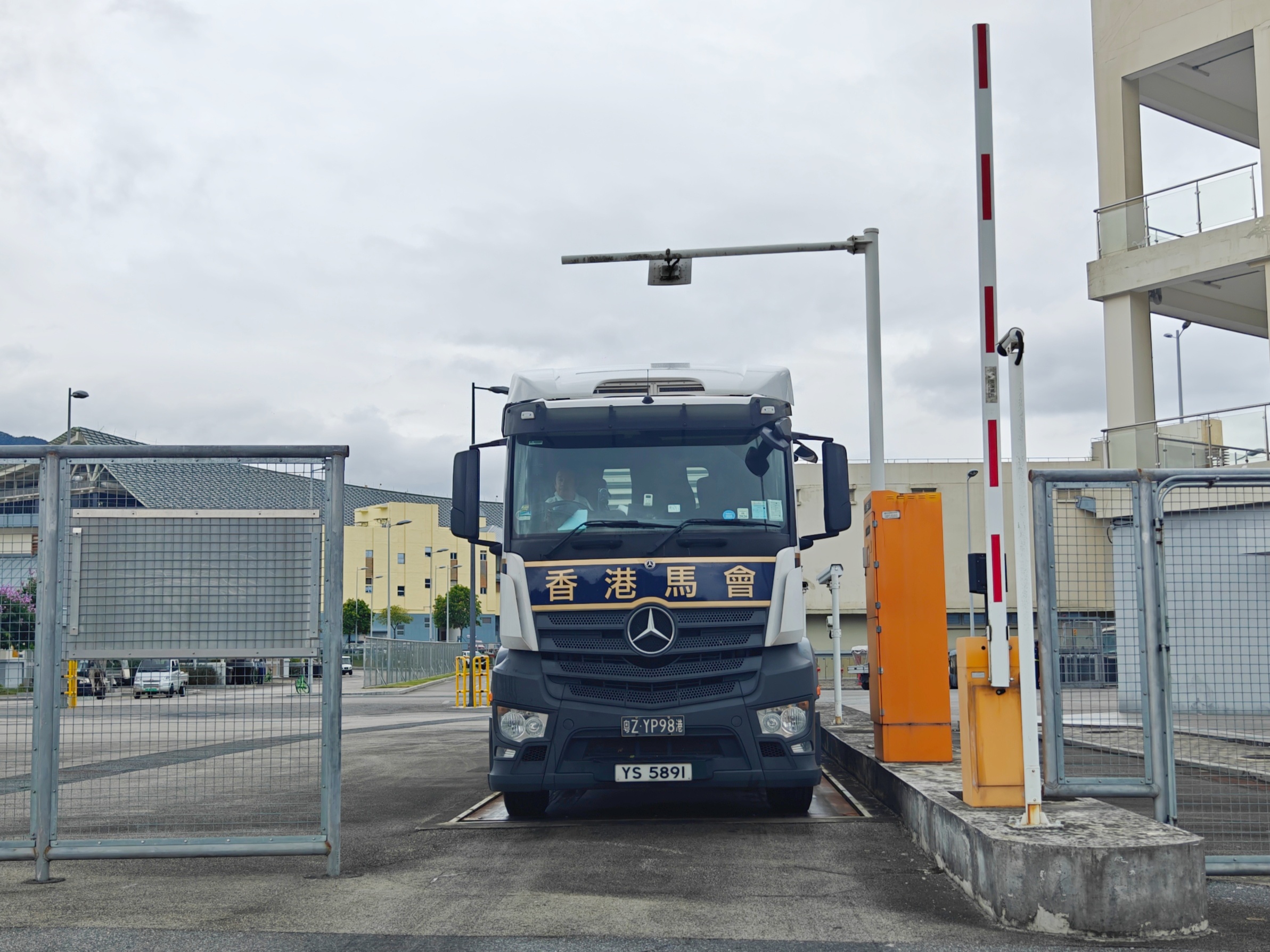 图为历经约3小时车途,运输赛马的货车从香港沙田马场抵达广州从化马场。人民网记者 王雅蝶摄