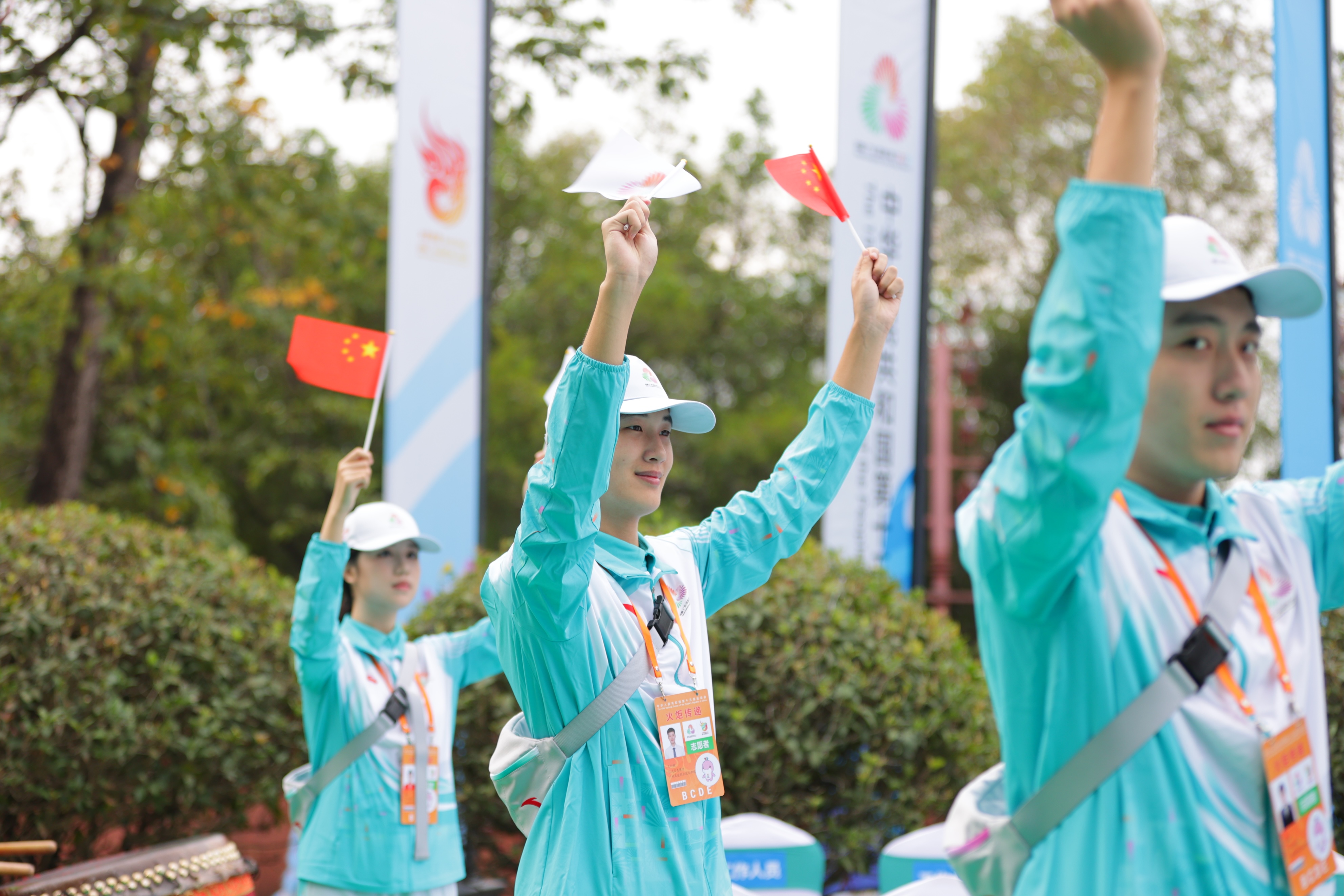 11月2日上午,十五运会火炬在广州传递,以镇海楼为起点,志愿者手持国旗,为火炬手欢呼。广州博物馆供图