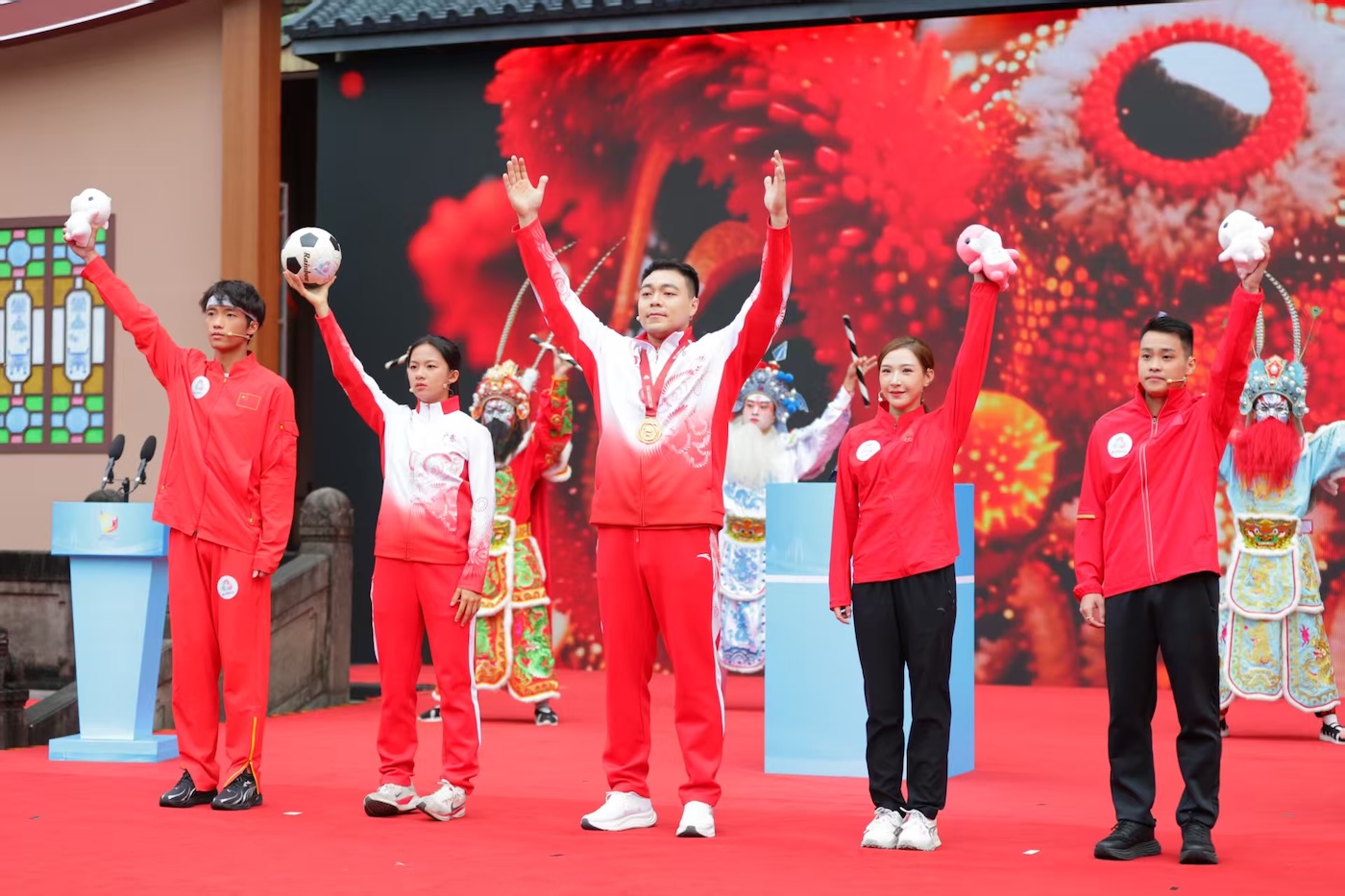 11月2日上午,十五运会火炬在广州传递,以镇海楼为起点,体育界嘉宾亮相。广州博物馆供图