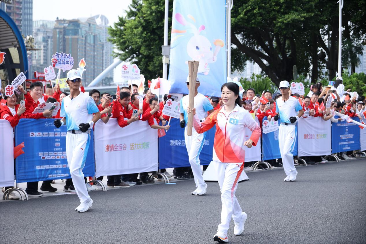 11月2日,广东联通党委书记、总经理周立松作为火炬手之一,高擎圣火。