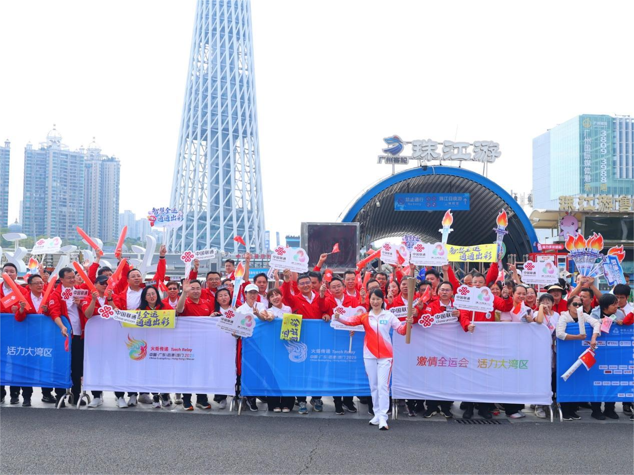 11月2日,广东联通党委书记、总经理周立松与联通啦啦队合影留念。