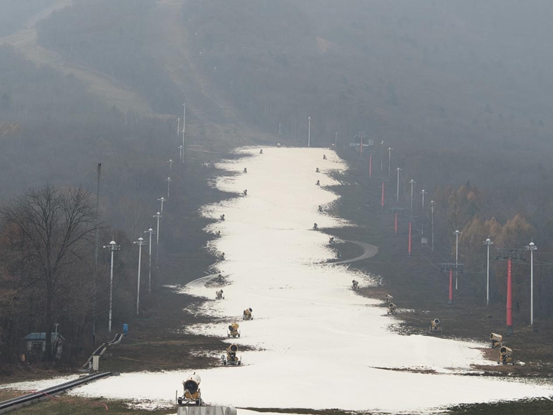 北大湖滑雪度假区正在造雪的雪道。实习生 王思皓摄