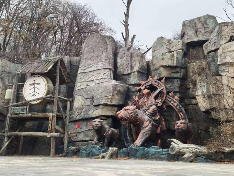 枫雪部落内雕塑。实习生 王思皓摄