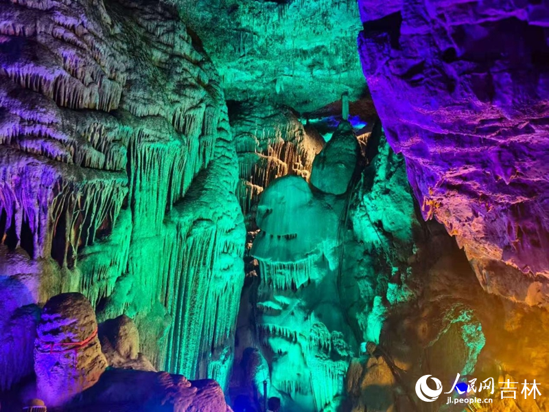 官马溶洞内钟乳石景观。 实习生 王思皓摄