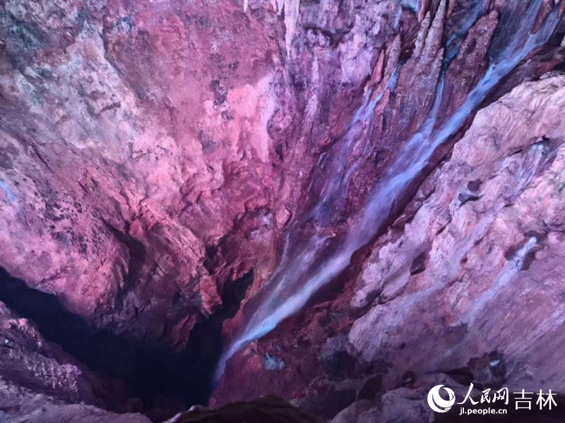 官马溶洞内百尺泉瀑布。 实习生 王思皓摄