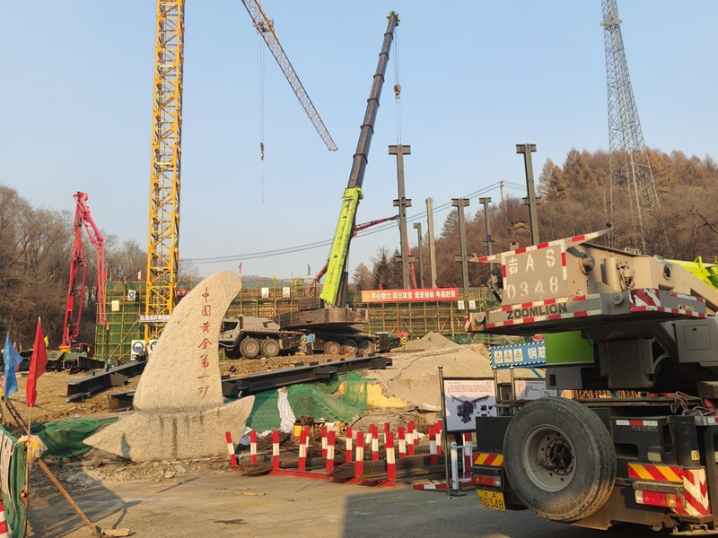 夹皮沟镇宝戏台金谷景区施工现场。实习生 王思皓摄