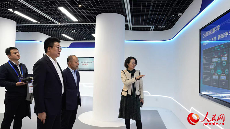 与会嘉宾参观人民日报社传播内容认知全国重点实验室。人民网记者 李成伟摄